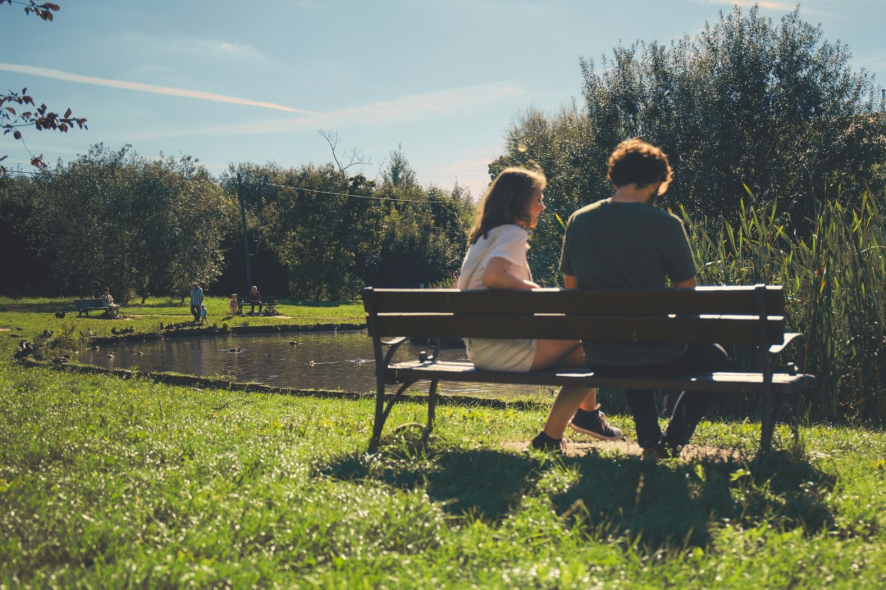 dating-social-anxiety-couple-on-bench